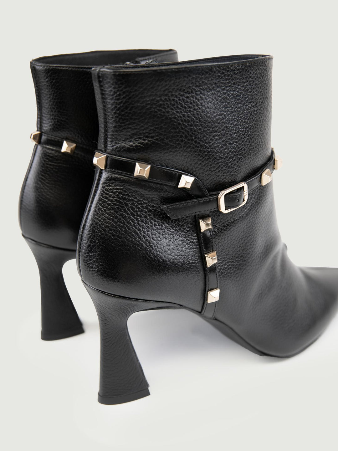 TRONCHETTO IN PELLE NERO CON BORCHIE