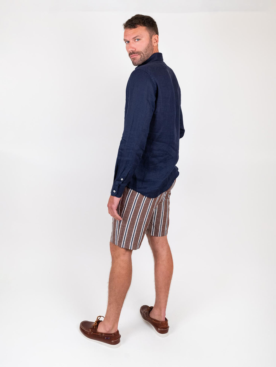 Bermuda in lino e cotone a righe marrone blu