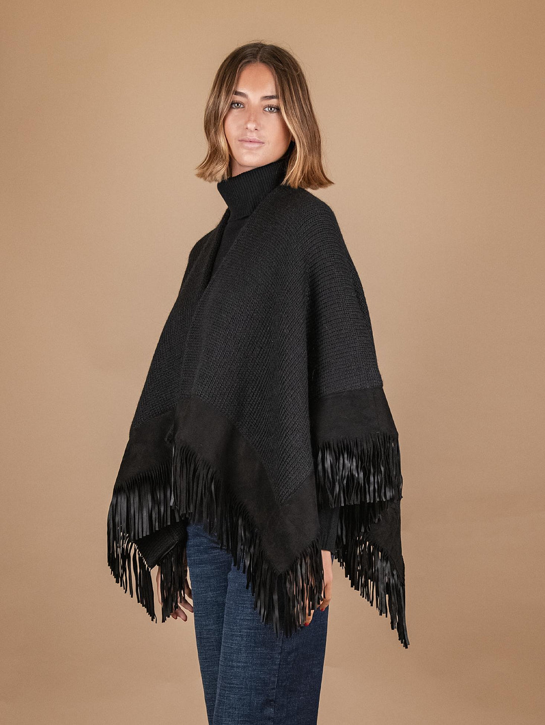 SCIALLE IN LANA CON PROFILI E FRANGE IN CAMOSCIO NERO OLIVIA530 499 ANDREA MORANDO 