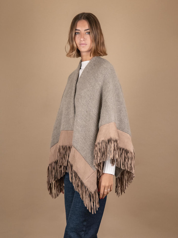 SCIALLE IN LANA CAMMELLO CON PROFILI E FRANGE IN CAMOSCIO BEIGE OLIVIA530 890 ANDREA MORANDO 