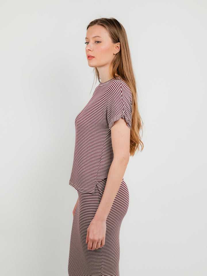 T-SHIRT IN MAGLIA A RIGHE BIANCHE E BORDEAUX
