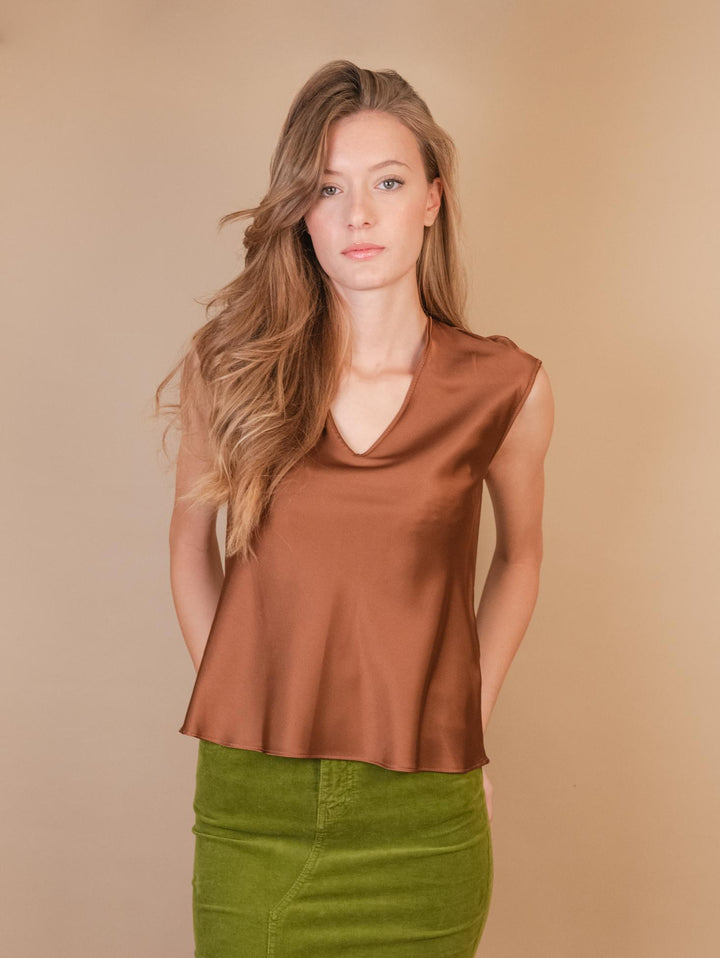 BLUSA CON SCOLLO A V E MANICA CORTA IN RASO MARRONE M9827 CIOCCOLATO ANDREA MORANDO 