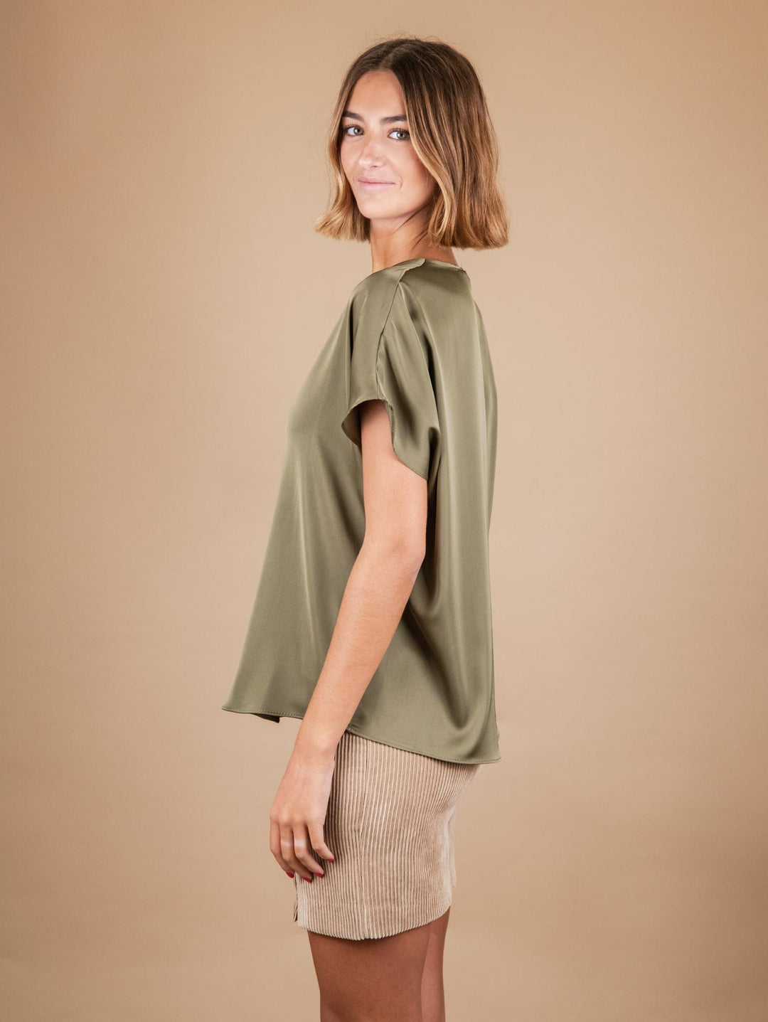 BLUSA IN RASO VERDE A CON SCOLLO A V E MANICA CORTA M9883 MILITARE ANDREA MORANDO 
