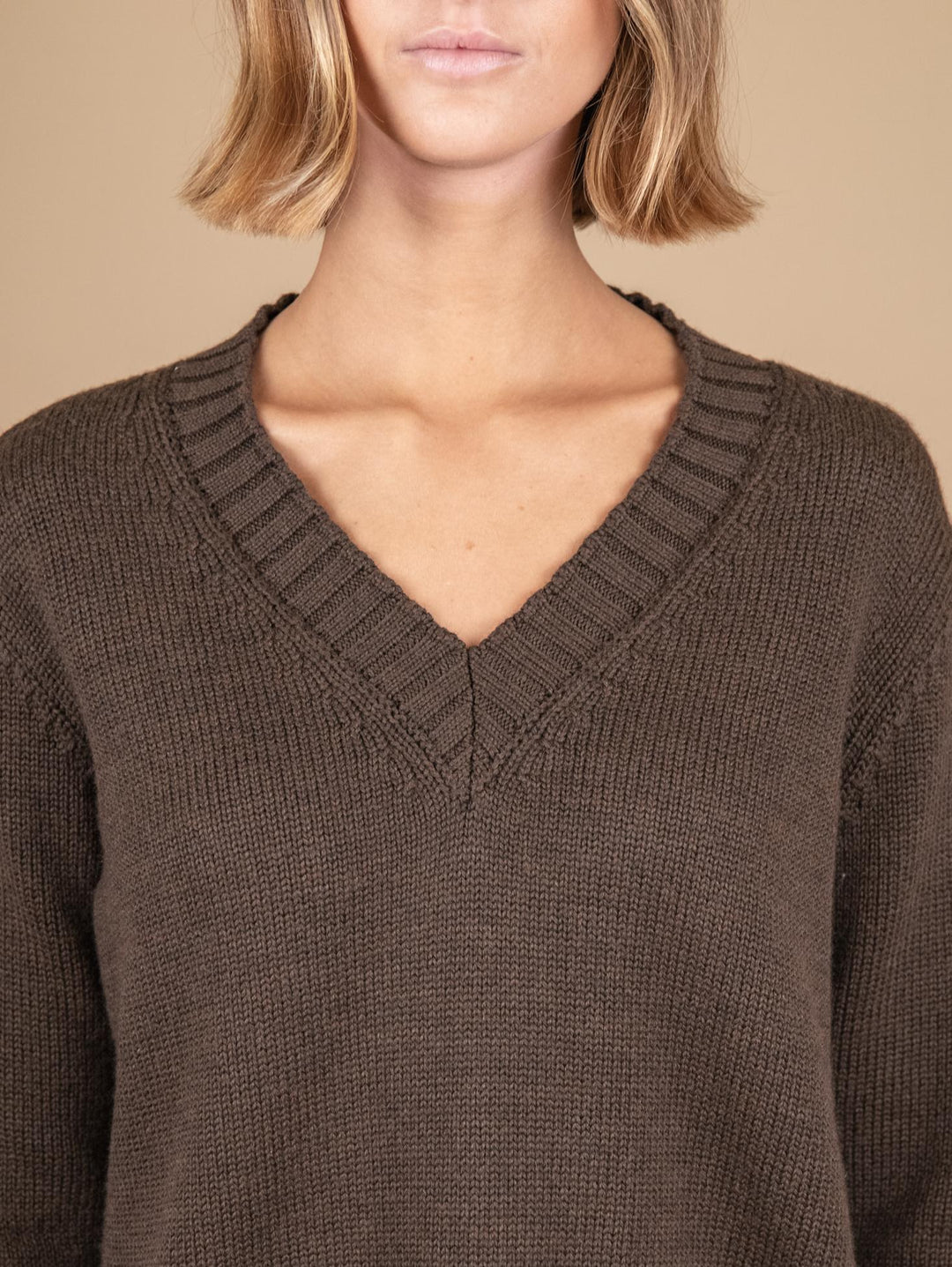 MAGLIA SCOLLO A V IN LANA VERGINE MARRONE 2378008 028 ANDREA MORANDO 
