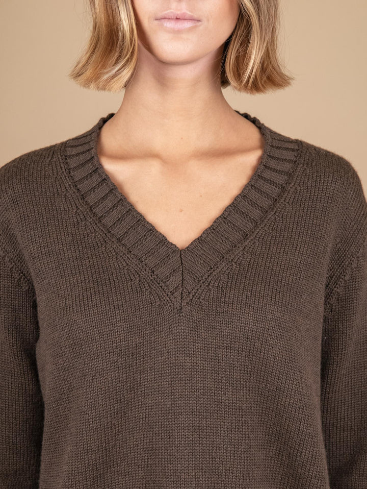MAGLIA SCOLLO A V IN LANA VERGINE MARRONE 2378008 028 ANDREA MORANDO 