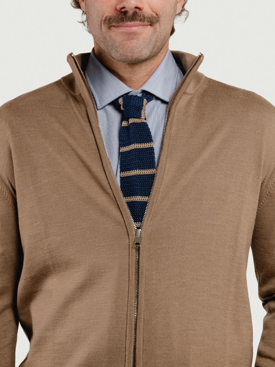 MAGLIA A LUPETTO CON ZIP IN LANA MERINO CAMMELLO LUPETTO ZIP 76592 ANDREA MORANDO 