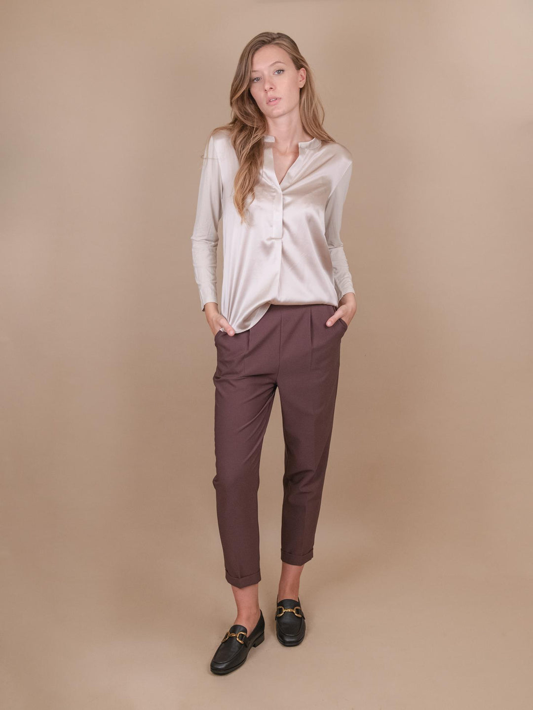 PANTALONE CON PINCES IN TESSUTO TECNICO MARRONE P2836 CIOCCOLATO ANDREA MORANDO 