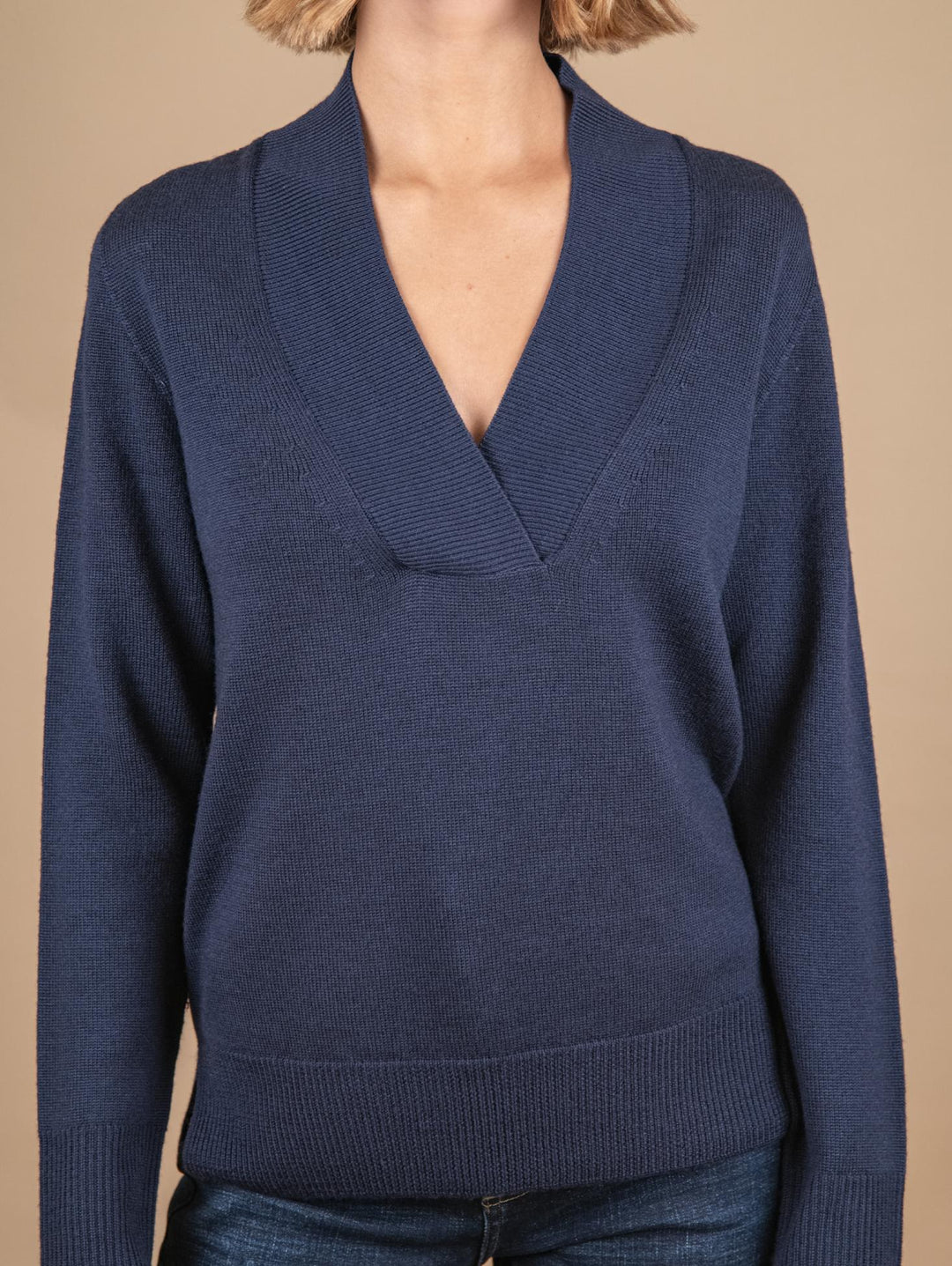 MAGLIA MAXI SCOLLO A V IN LANA VERGINE BLU 2378068 089 ANDREA MORANDO 
