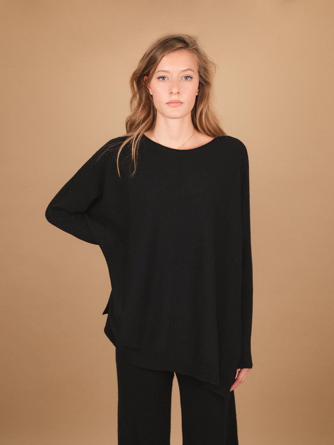 MAGLIA OVER CON SCOLLO A BARCA E SPACCHI LATERALI NERA 0820/58 0010 BIMOR 