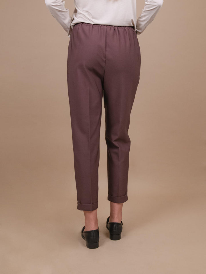PANTALONE CON PINCES IN TESSUTO TECNICO MARRONE P2836 CIOCCOLATO ANDREA MORANDO 