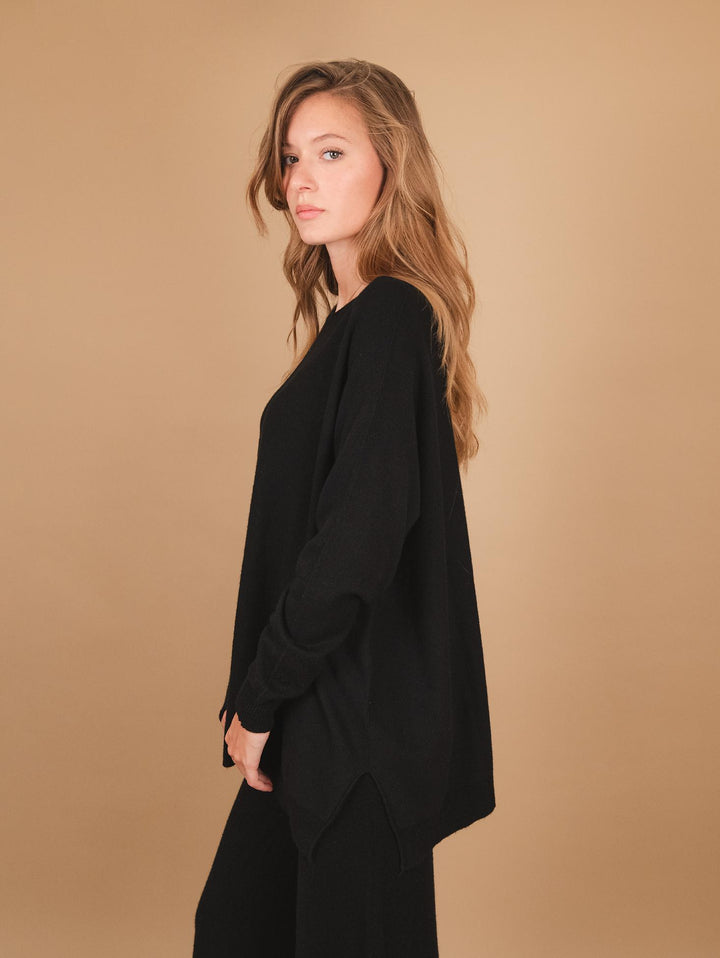 MAGLIA OVER CON SCOLLO A BARCA E SPACCHI LATERALI NERA 0820/58 0010 BIMOR 