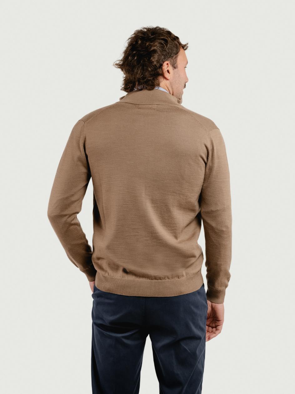 MAGLIA A LUPETTO CON ZIP IN LANA MERINO CAMMELLO LUPETTO ZIP 76592 ANDREA MORANDO 