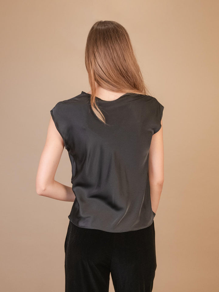 BLUSA  CON SCOLLO A V E MANICA CORTA IN RASO NERo M9827 NERO ANDREA MORANDO 