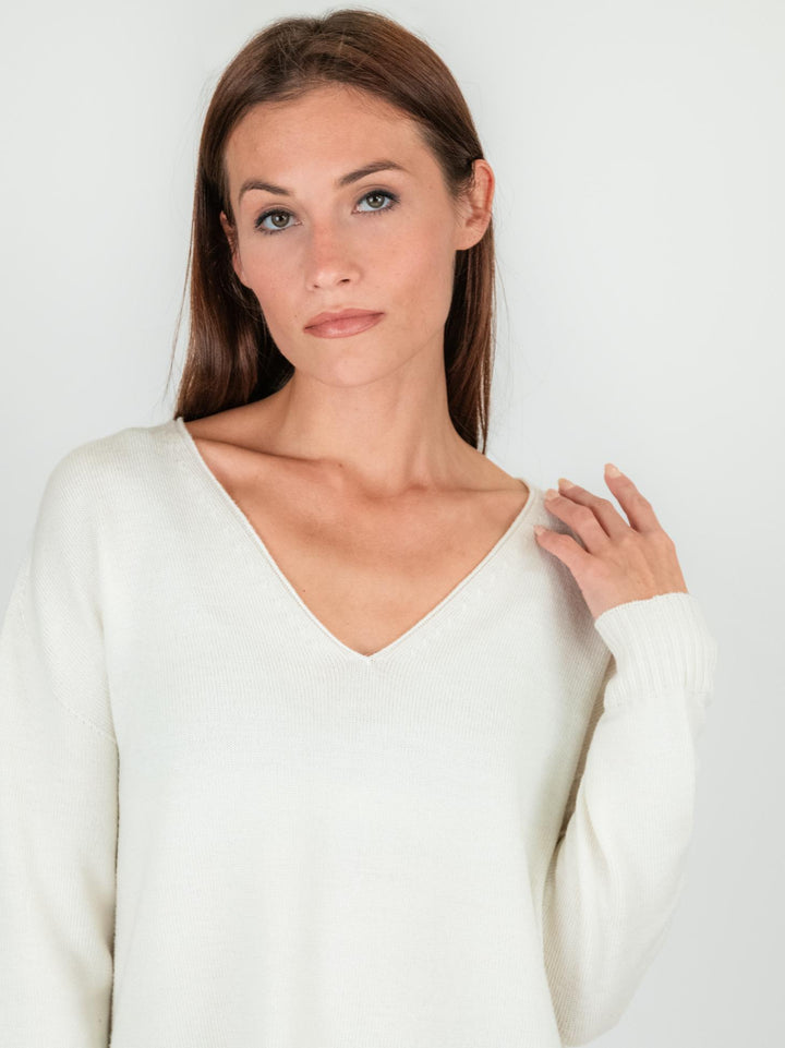 MAGLIA IN LANA SCOLLO V COLOR PANNA 245C8114 002 ANDREA MORANDO 
