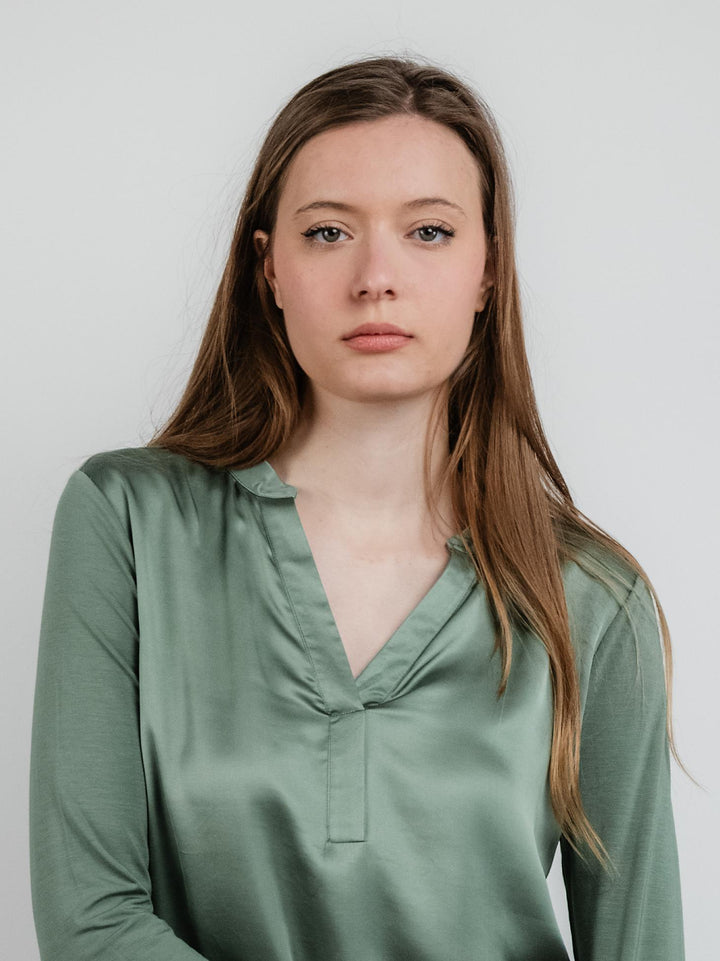 Blusa in raso verde salvia
