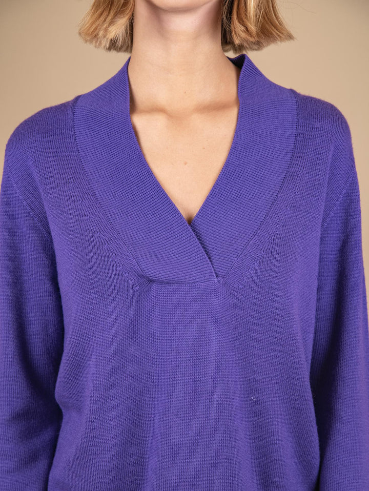 MAGLIA MAXI SCOLLO A V IN LANA VERGINE VIOLA 2378068 079 ANDREA MORANDO 