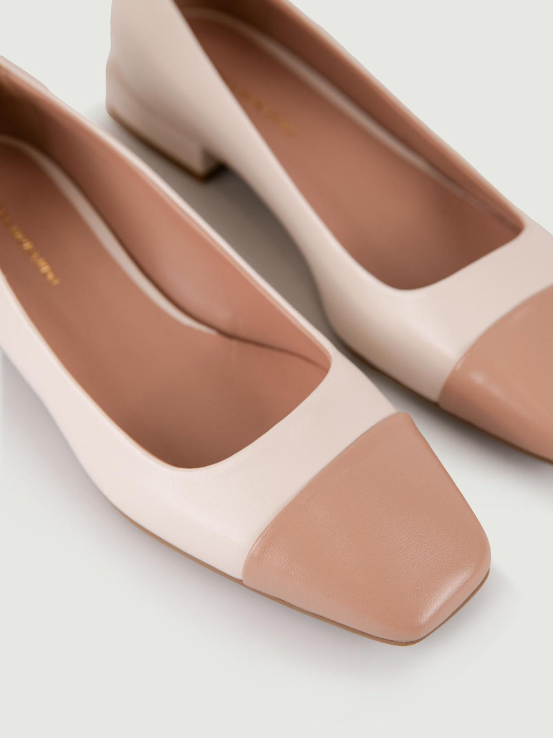 Ballerina in pelle bicolore con punta squadrata