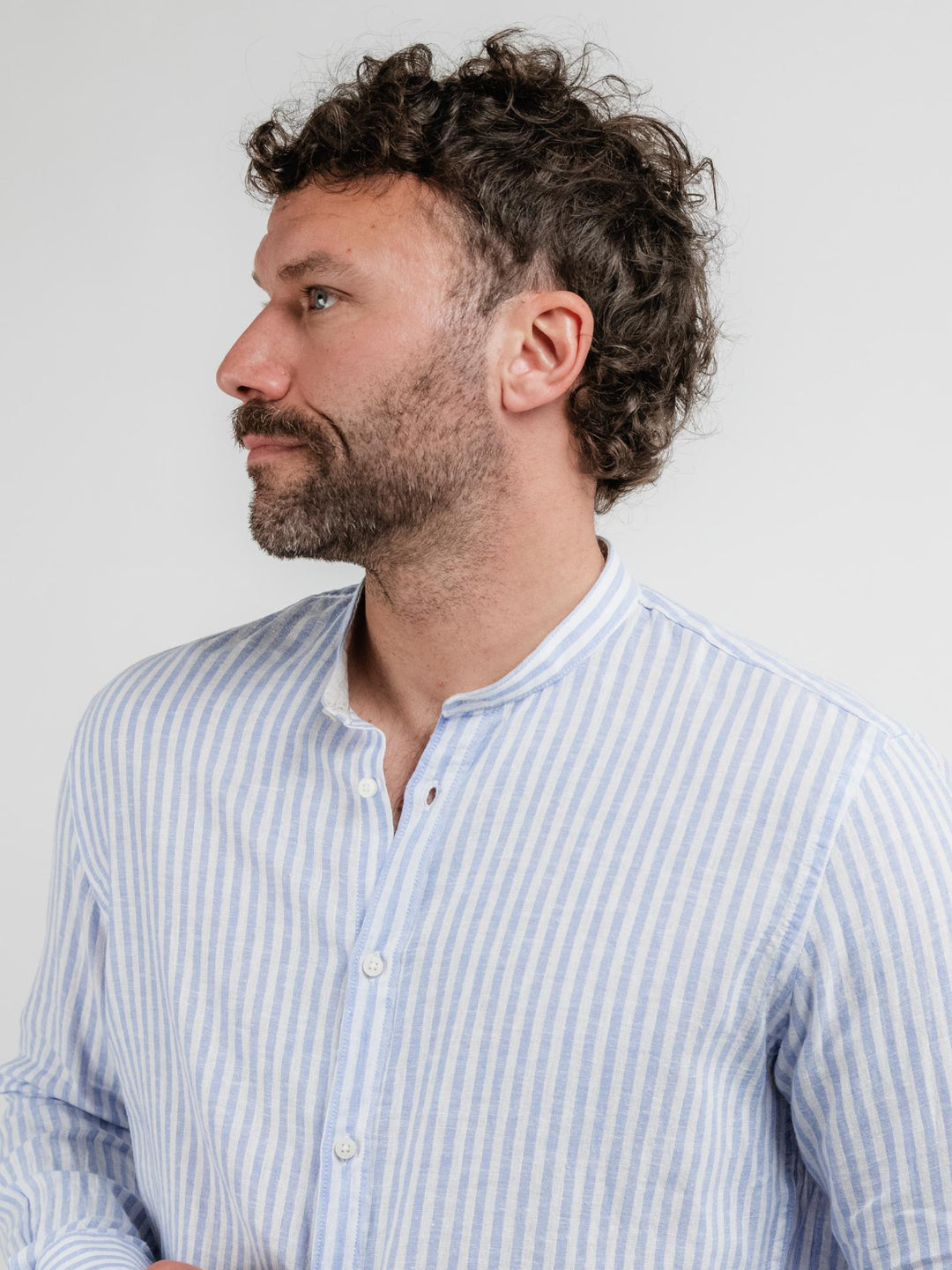 Camicia alla coreana a righe bianche e azzurre