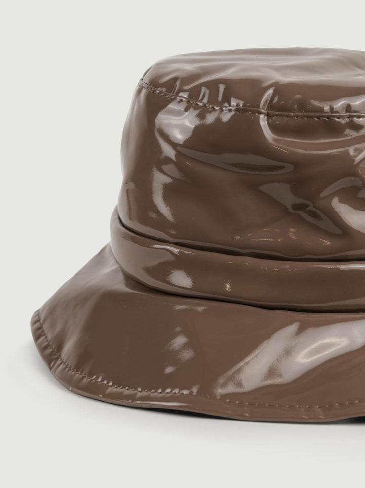 CAPPELLO BUKET DA PIOGGIA <BR/>IN VERNICE COLOR FANGO CP3919 FANGO ANDREA MORANDO 