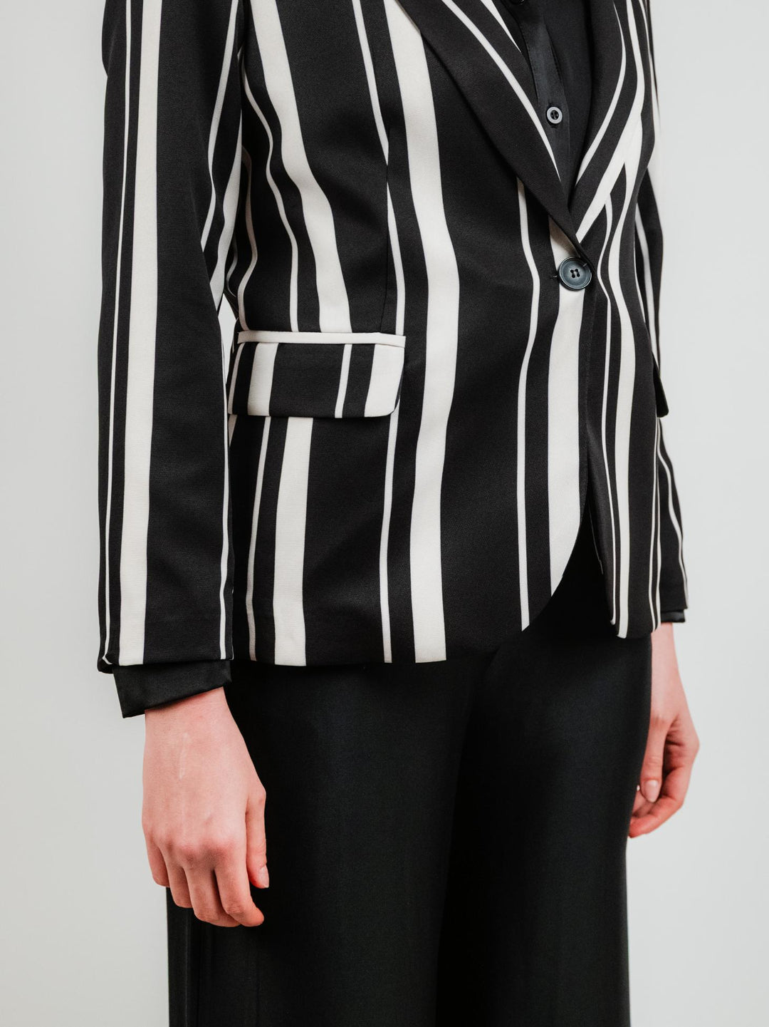 BLAZER MONOPETTO NERO A RIGHE PANNA