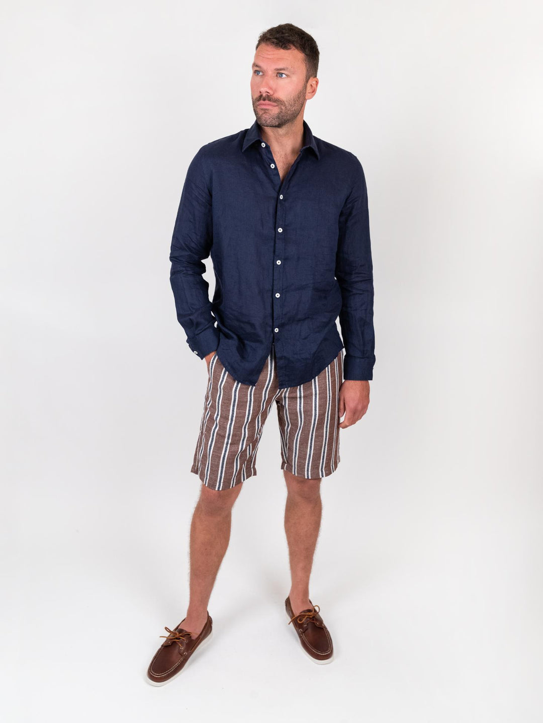 Bermuda in lino e cotone a righe marrone blu