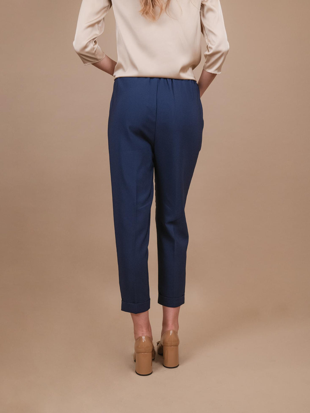 PANTALONE CON PINCES IN TESSUTO TECNICO BLU P2836 BLU ANDREA MORANDO 