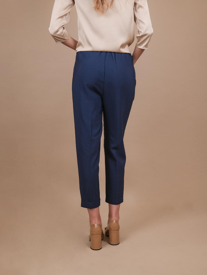 PANTALONE CON PINCES IN TESSUTO TECNICO BLU P2836 BLU ANDREA MORANDO 