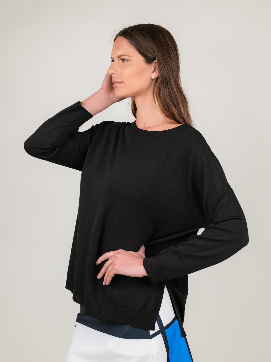 MAGLIA OVER NERA CON SCOLLO A BARCHETTA 2685 NERO ANDREA MORANDO 
