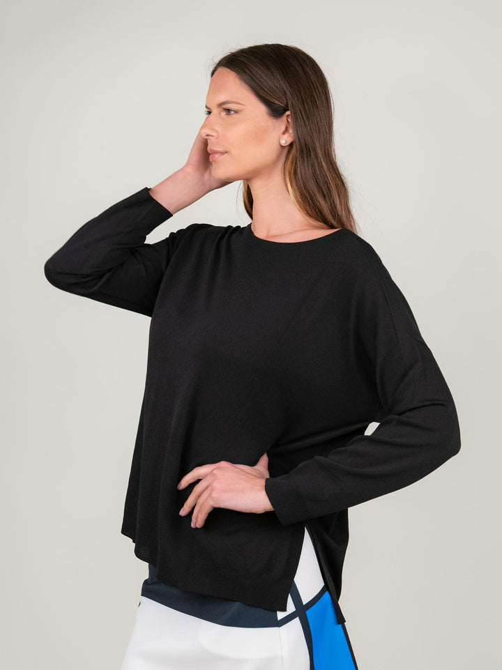 MAGLIA OVER NERA CON SCOLLO A BARCHETTA 2685 NERO ANDREA MORANDO 