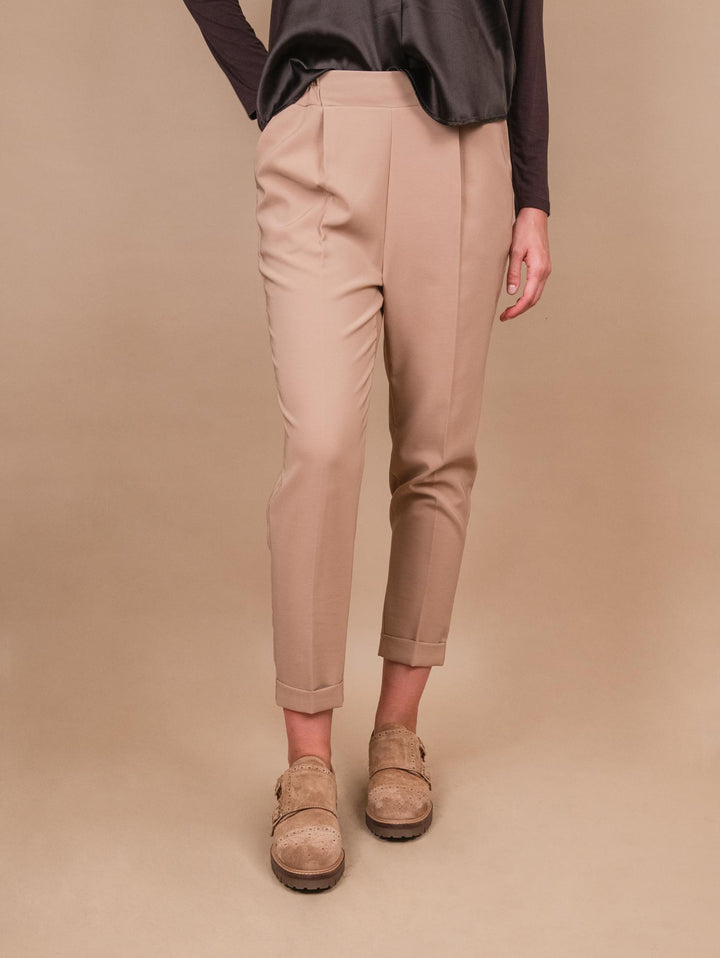 PANTALONE CON PINCES IN TESSUTO TECNICO BEIGE P2836 BEIGE ANDREA MORANDO 