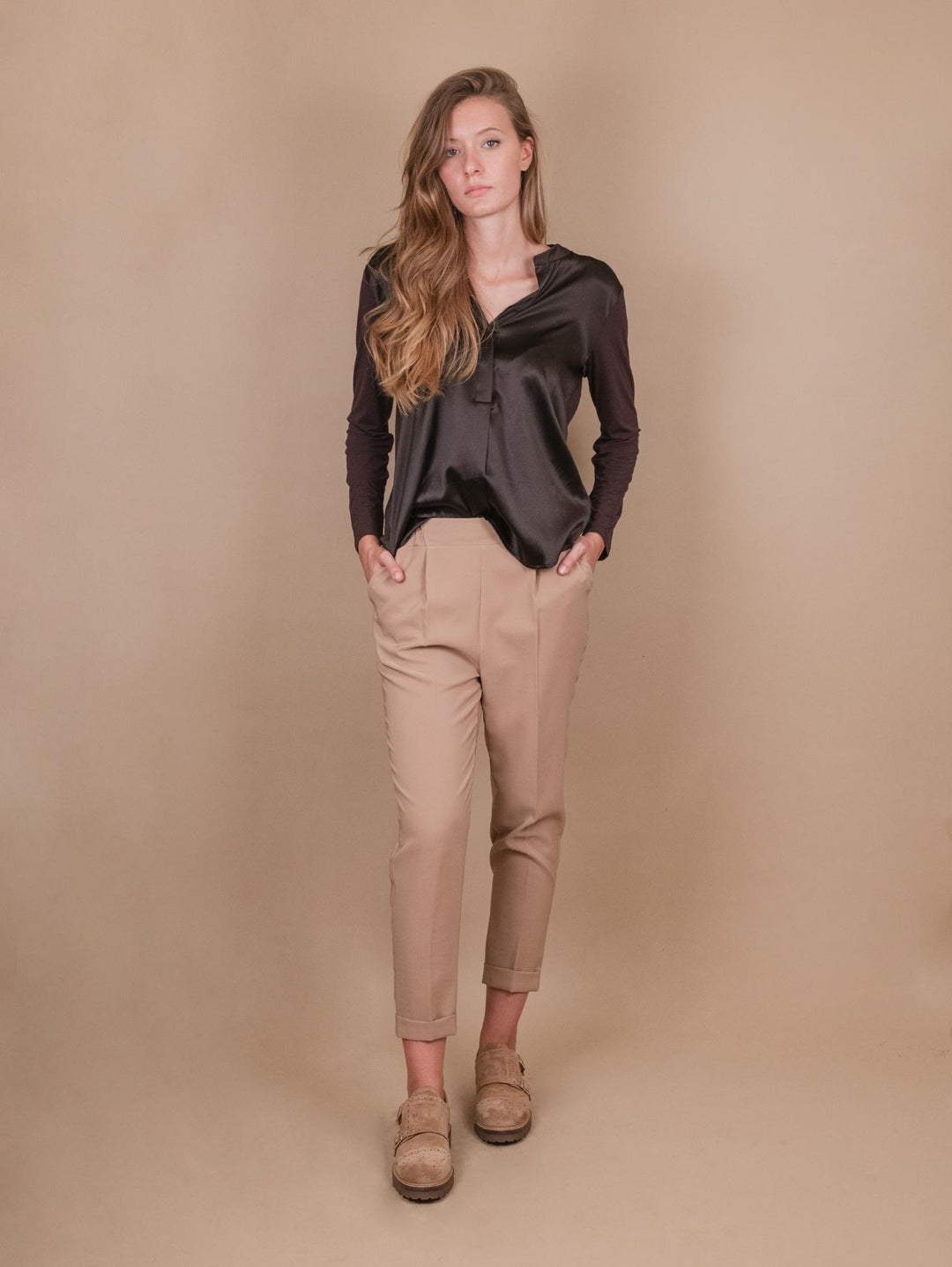 PANTALONE CON PINCES IN TESSUTO TECNICO BEIGE P2836 BEIGE ANDREA MORANDO 