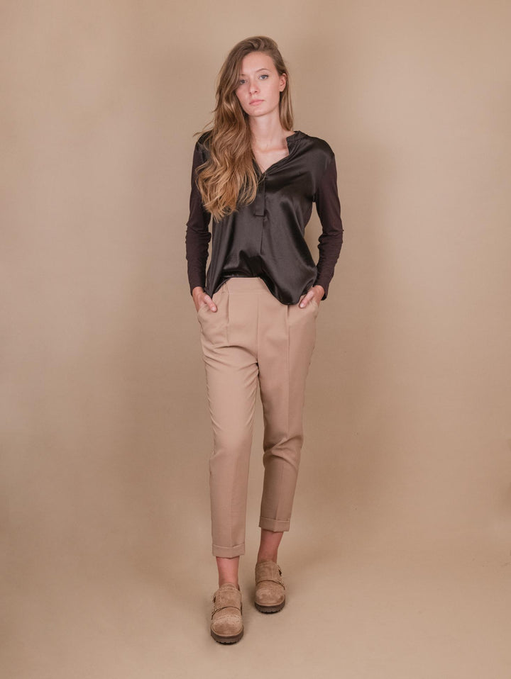 PANTALONE CON PINCES IN TESSUTO TECNICO BEIGE P2836 BEIGE ANDREA MORANDO 
