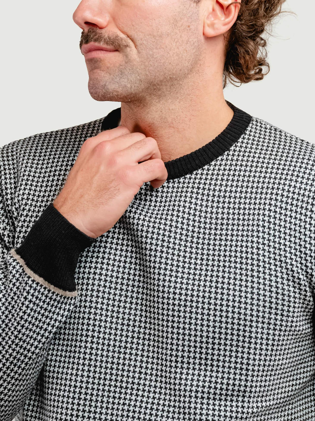 MAGLIA GIROCOLLO CON TRAMA PIED DE POULE BIANCA E NERA 8075 NERO ANDREA MORANDO 
