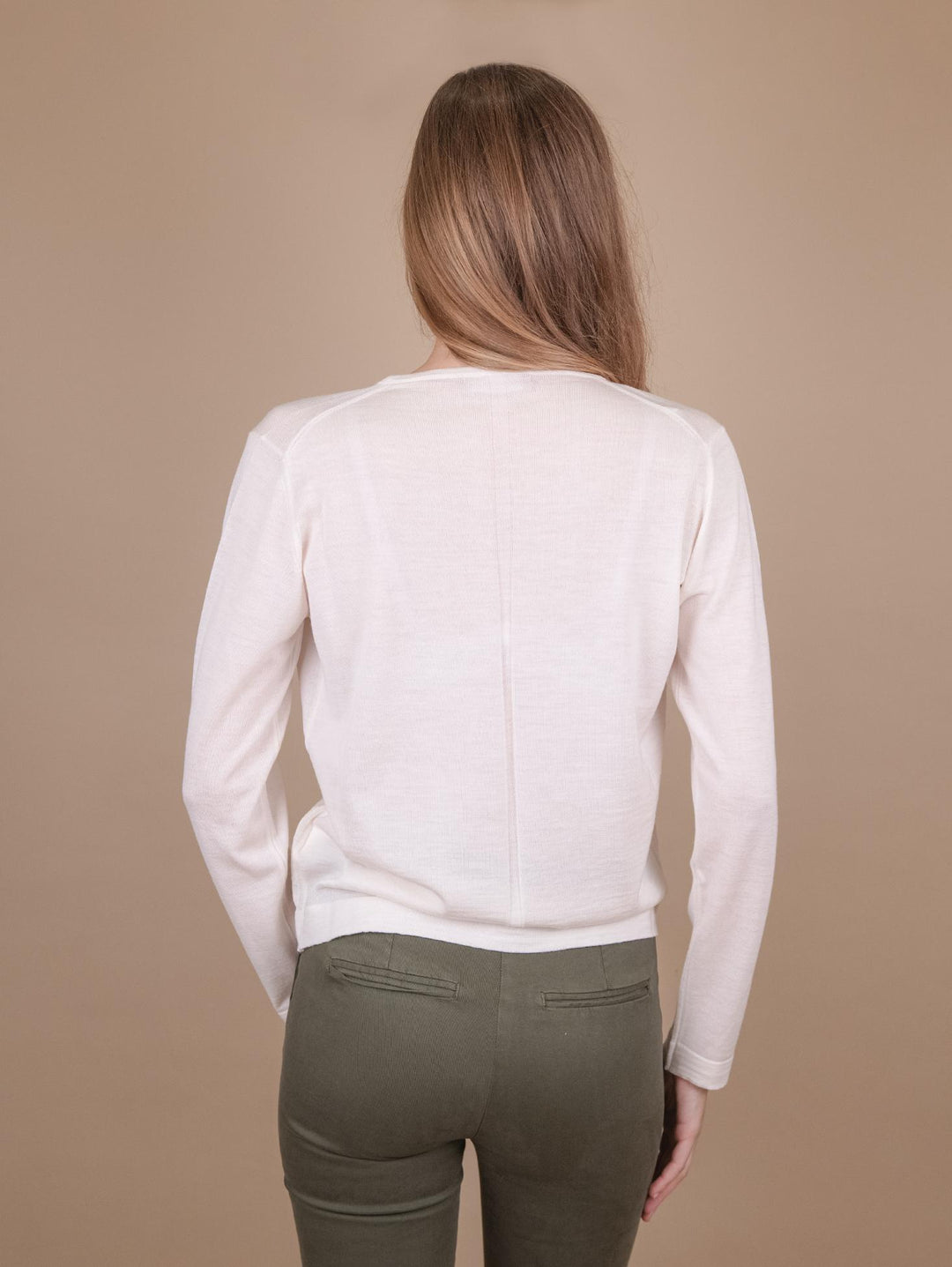 MAGLIA con SCOLLO a V in lana merino extra fine ecru 10319V 27865 ANDREA MORANDO 