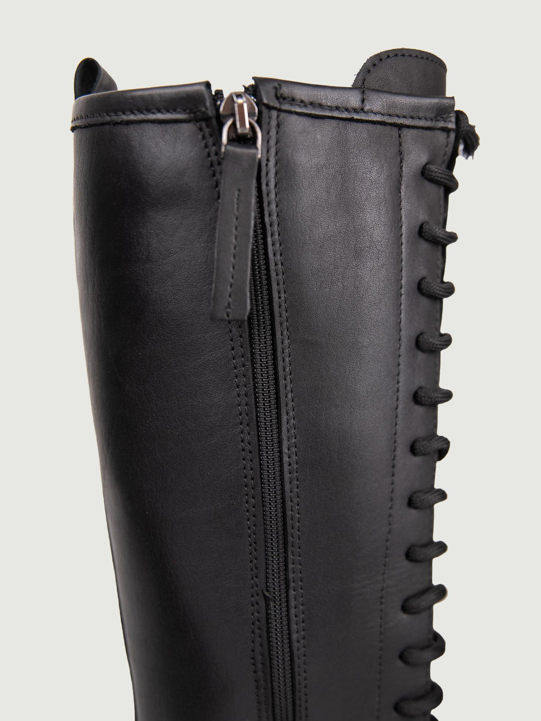 ANFIBIO ALTO IN PELLE NERA CON ZIP