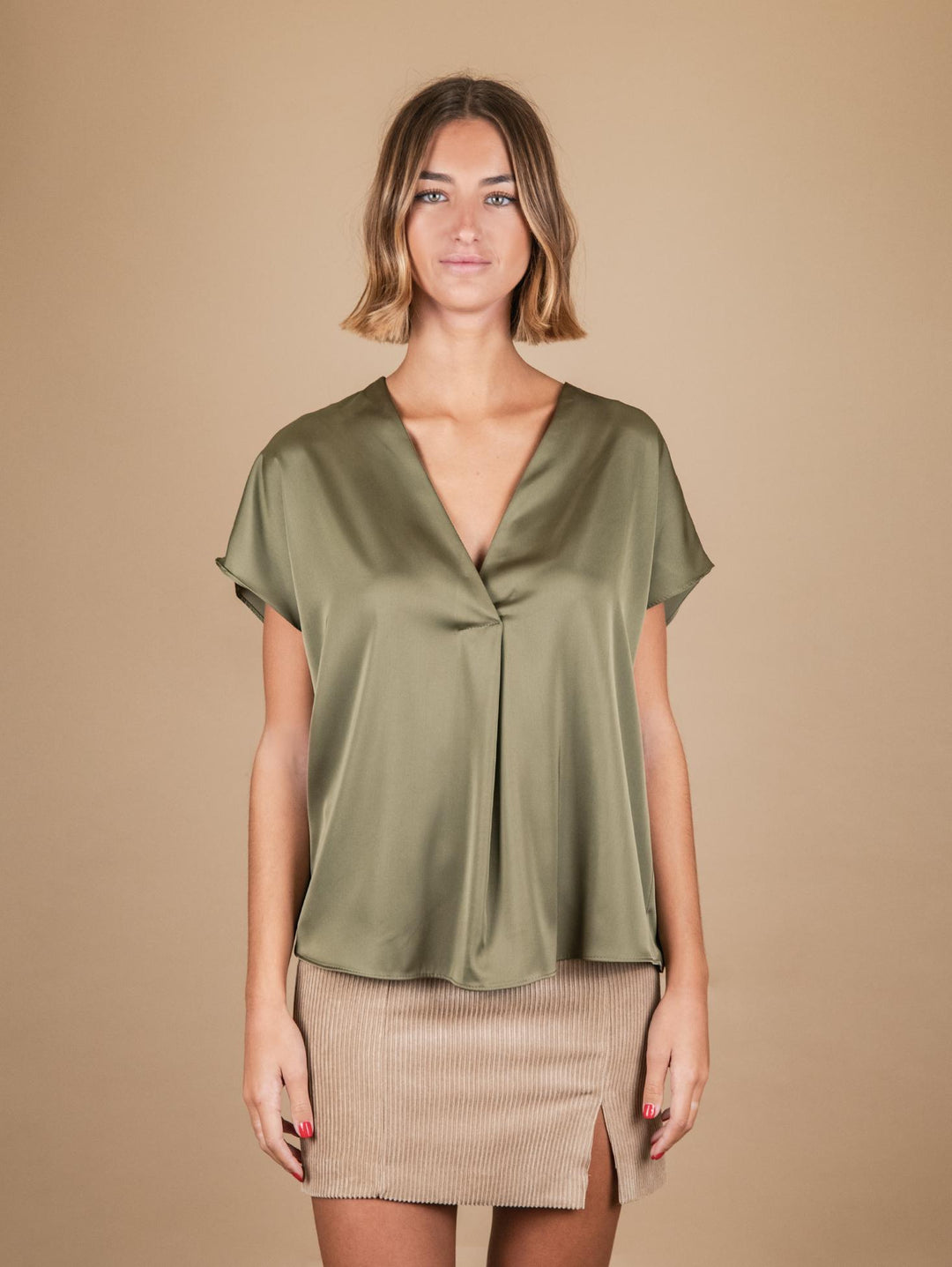 BLUSA IN RASO VERDE A CON SCOLLO A V E MANICA CORTA M9883 MILITARE ANDREA MORANDO 