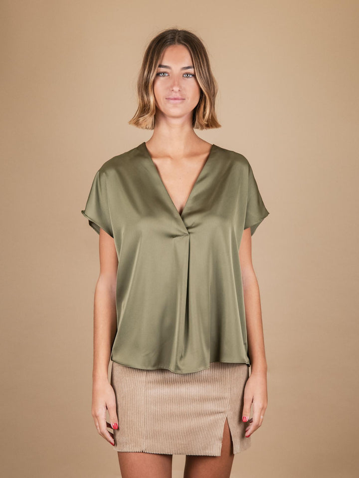 BLUSA IN RASO VERDE A CON SCOLLO A V E MANICA CORTA M9883 MILITARE ANDREA MORANDO 