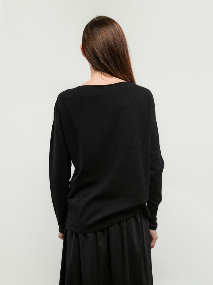 MAGLIA CON SCOLLO A BARCA NERA 62004 NERO ANDREA MORANDO 