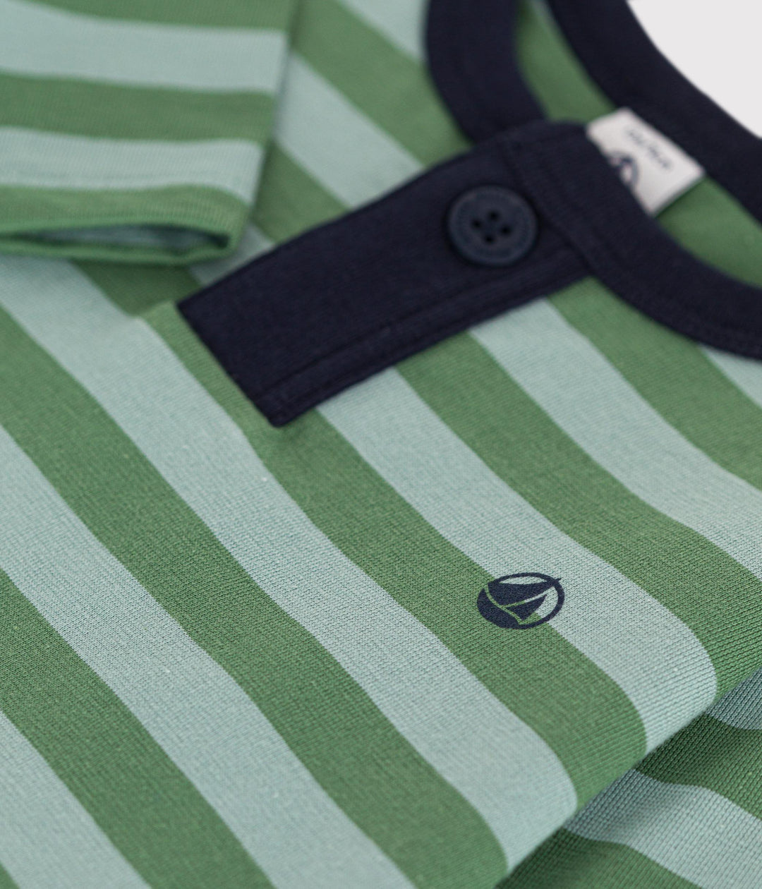 T-shirt a righe marinière verde a maniche lunghe A0BPM 01 PETIT BATEAU 