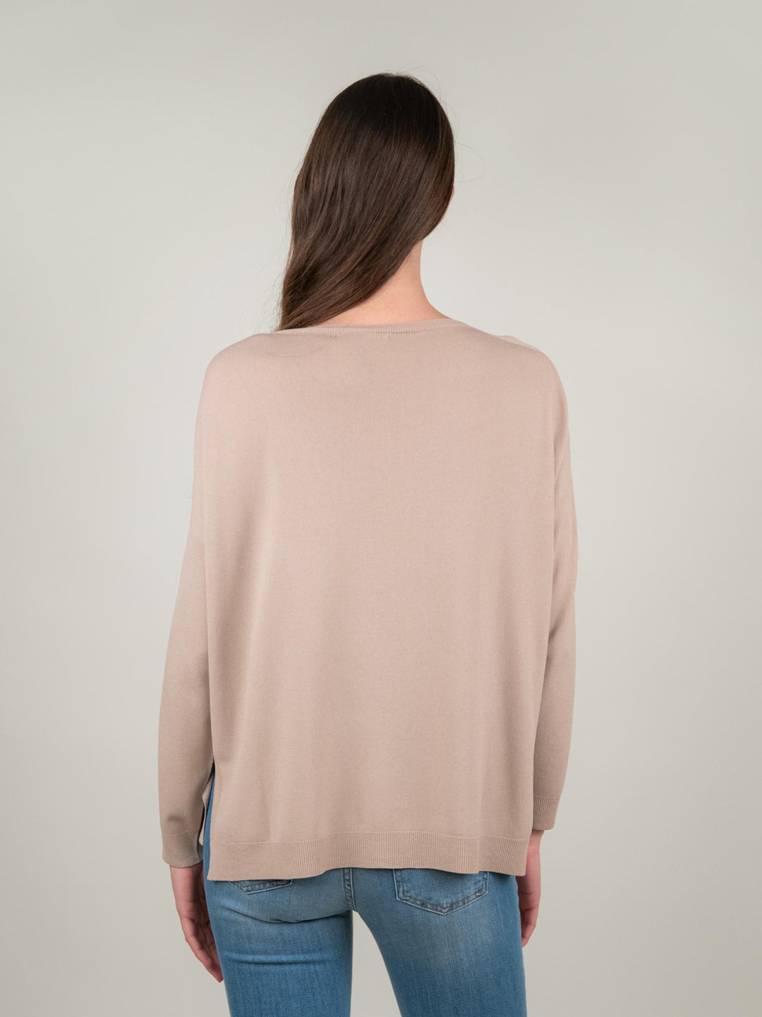 MAGLIA OVER BEIGE CON SCOLLO A BARCHETTA 2685 BEIGE ANDREA MORANDO 