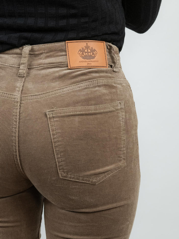 Pantalone cinque tasche a trombetta in velluto beige