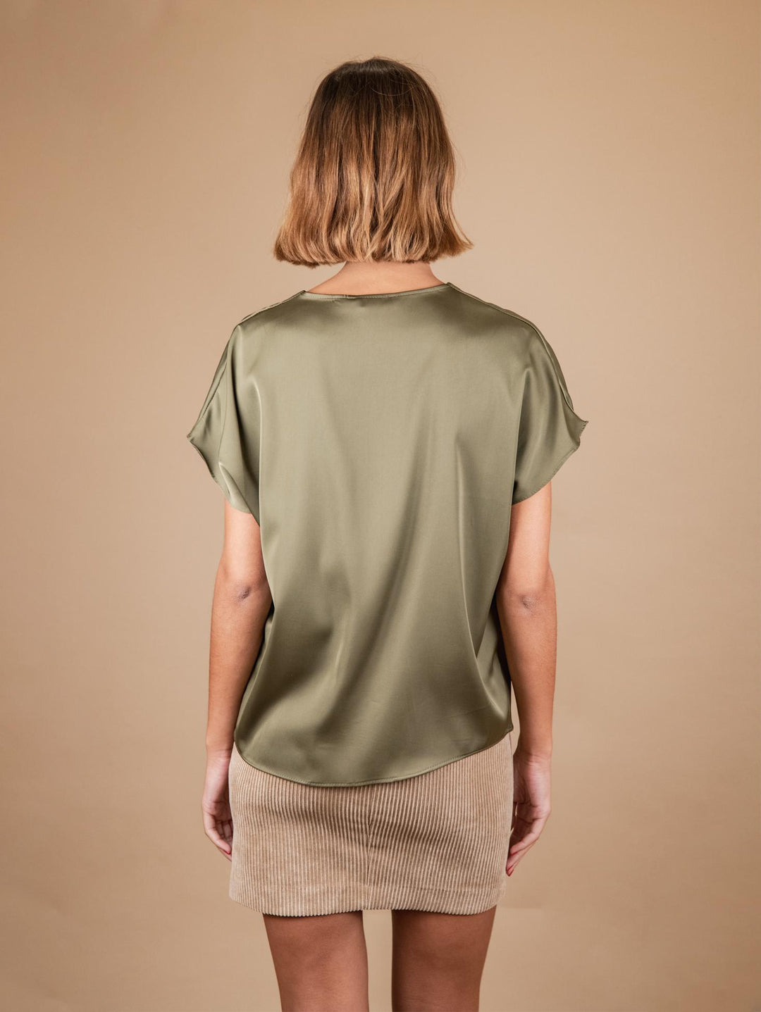 BLUSA IN RASO VERDE A CON SCOLLO A V E MANICA CORTA M9883 MILITARE ANDREA MORANDO 