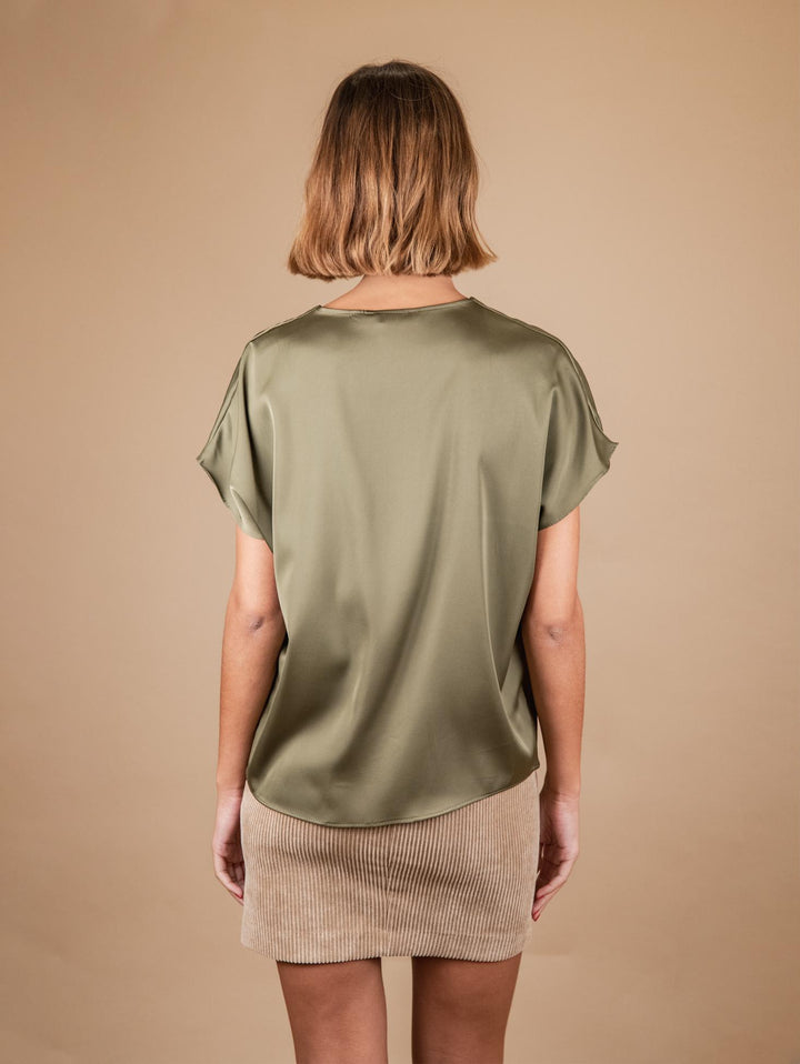 BLUSA IN RASO VERDE A CON SCOLLO A V E MANICA CORTA M9883 MILITARE ANDREA MORANDO 