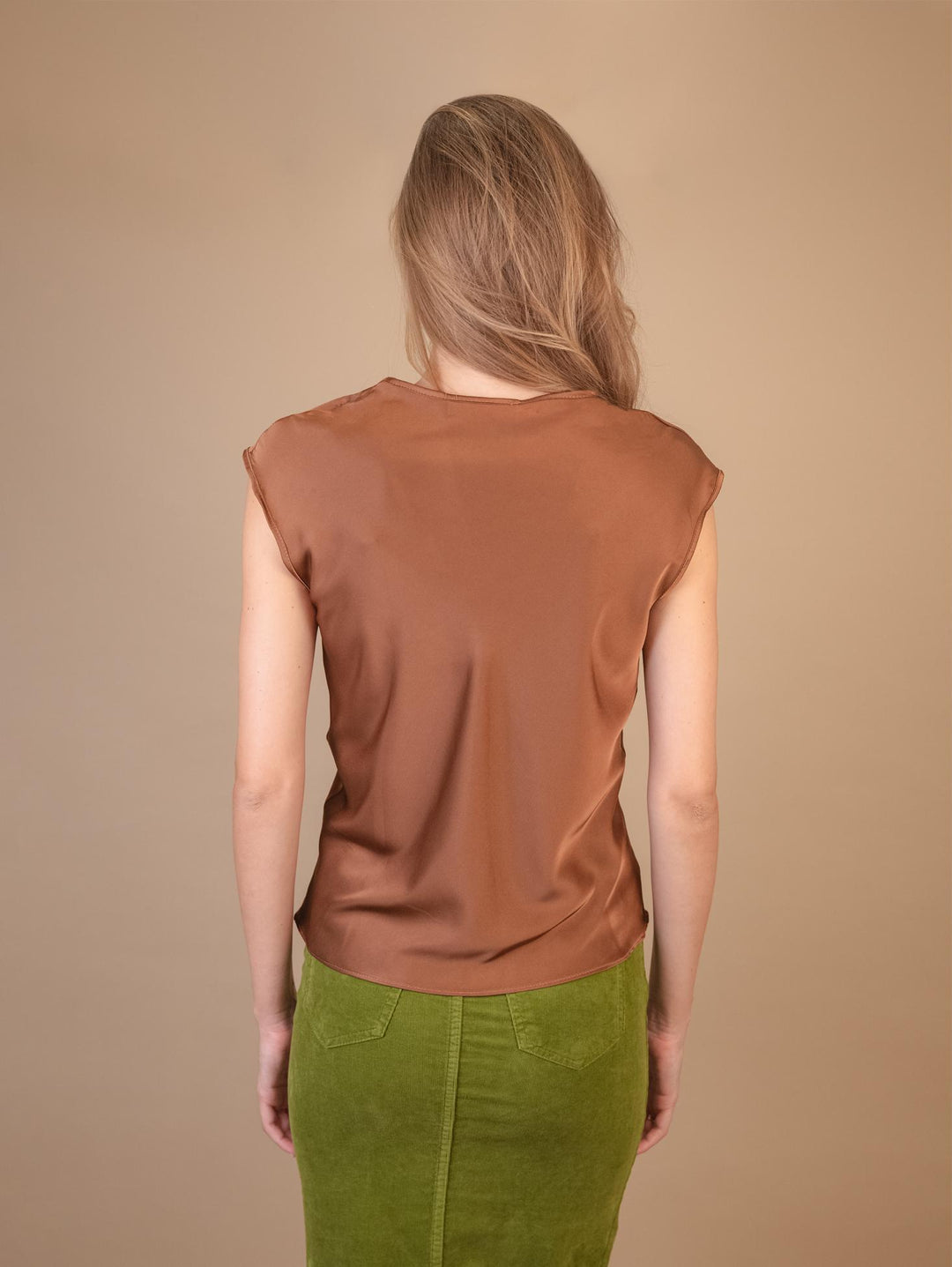 BLUSA CON SCOLLO A V E MANICA CORTA IN RASO MARRONE M9827 CIOCCOLATO ANDREA MORANDO 