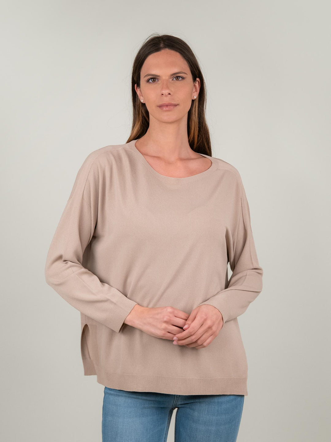 MAGLIA OVER BEIGE CON SCOLLO A BARCHETTA 2685 BEIGE ANDREA MORANDO 