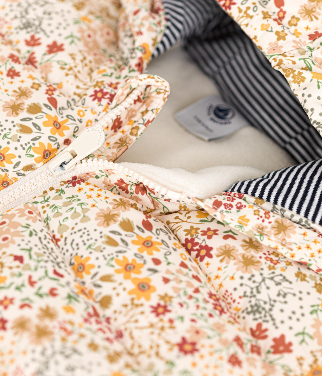 Piumino con cappuccio stampa liberty