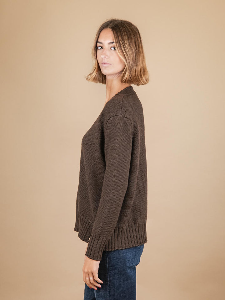 MAGLIA SCOLLO A V IN LANA VERGINE MARRONE 2378008 028 ANDREA MORANDO 