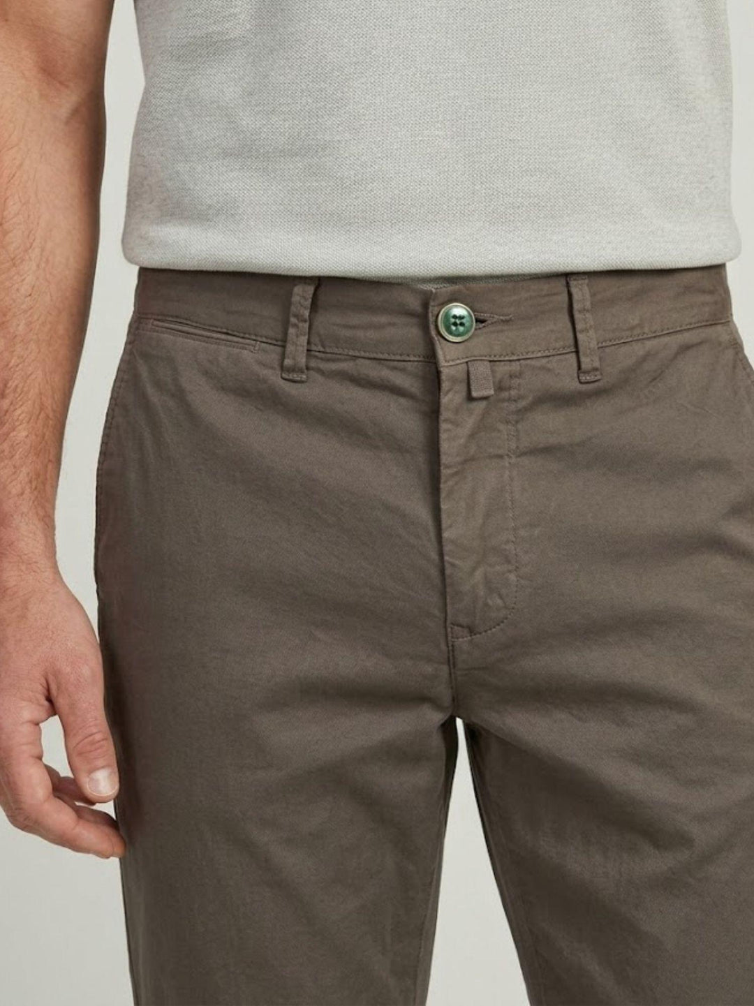 Pantalone chino in cotone taupe con bottone gioiello P-KAP 146 ANDREA MORANDO 