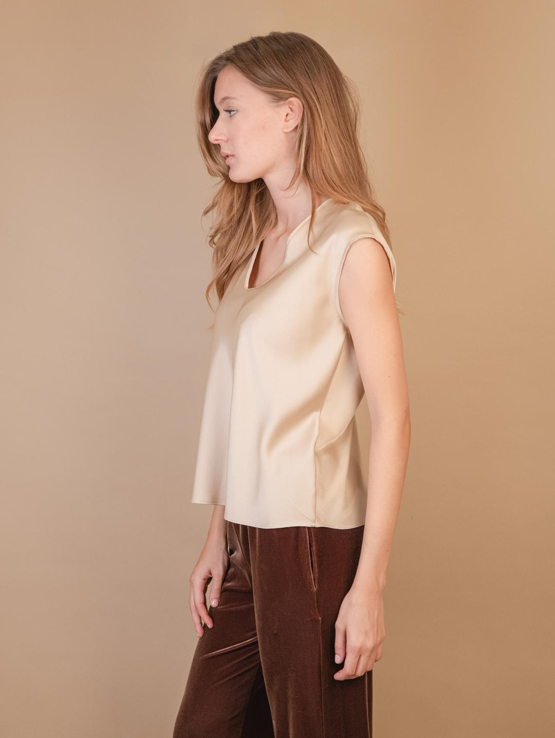 BLUSA CON SCOLLO A V E MANICA CORTA IN RASO BEIGE M9827 BEIGE ANDREA MORANDO 