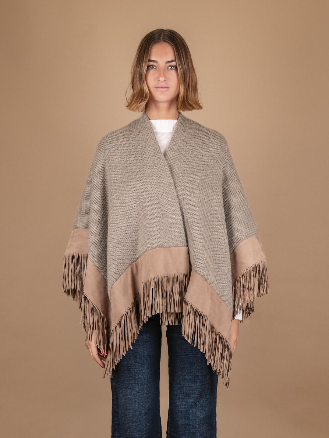 SCIALLE IN LANA CAMMELLO CON PROFILI E FRANGE IN CAMOSCIO BEIGE OLIVIA530 890 ANDREA MORANDO 